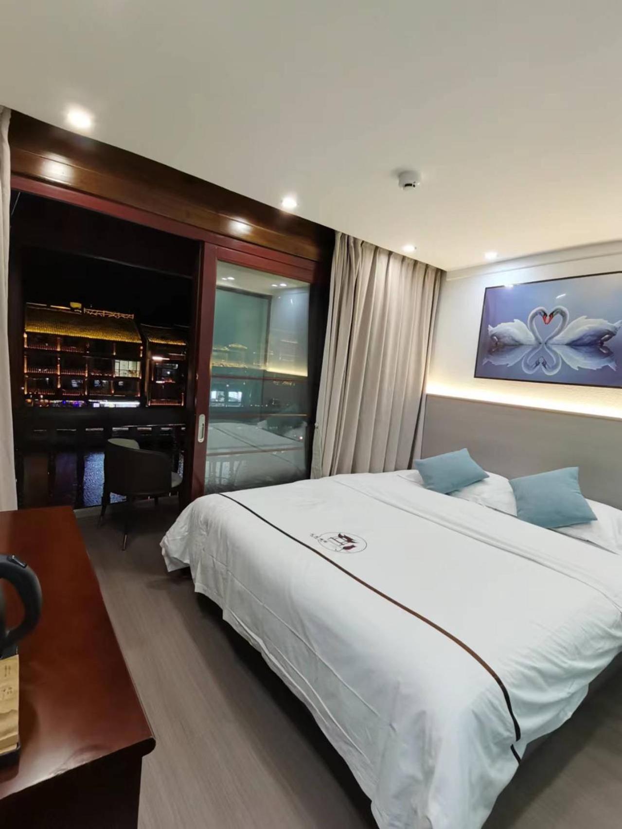 Fenghuang Ancient Town Lazy Cat Riverside Inn Exterior photo