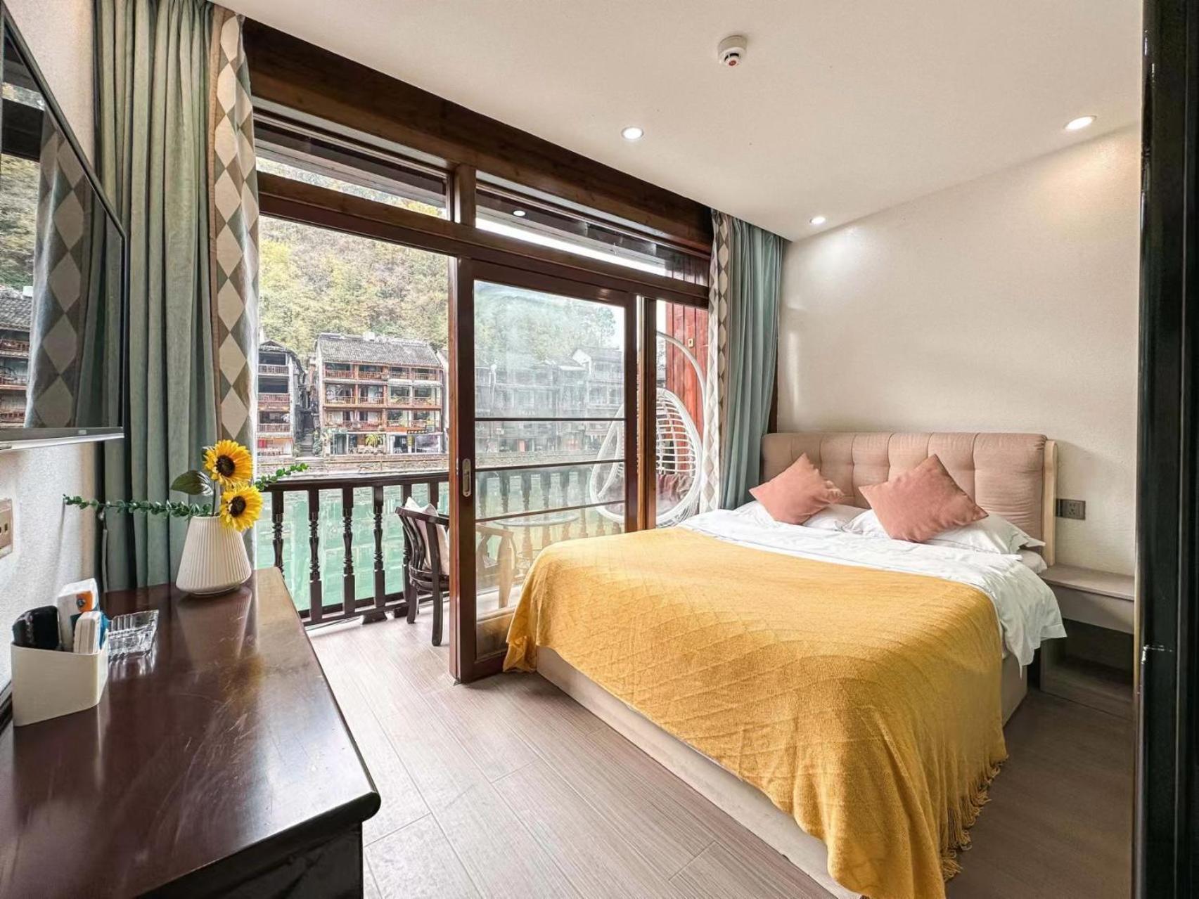 Fenghuang Ancient Town Lazy Cat Riverside Inn Exterior photo
